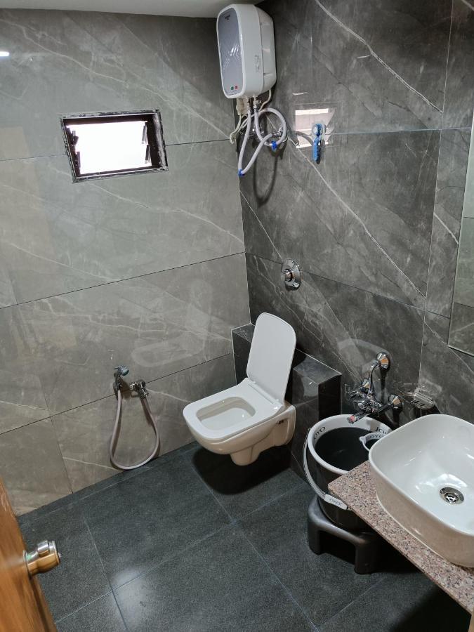 Hotel Lotus Anand Bagian luar foto