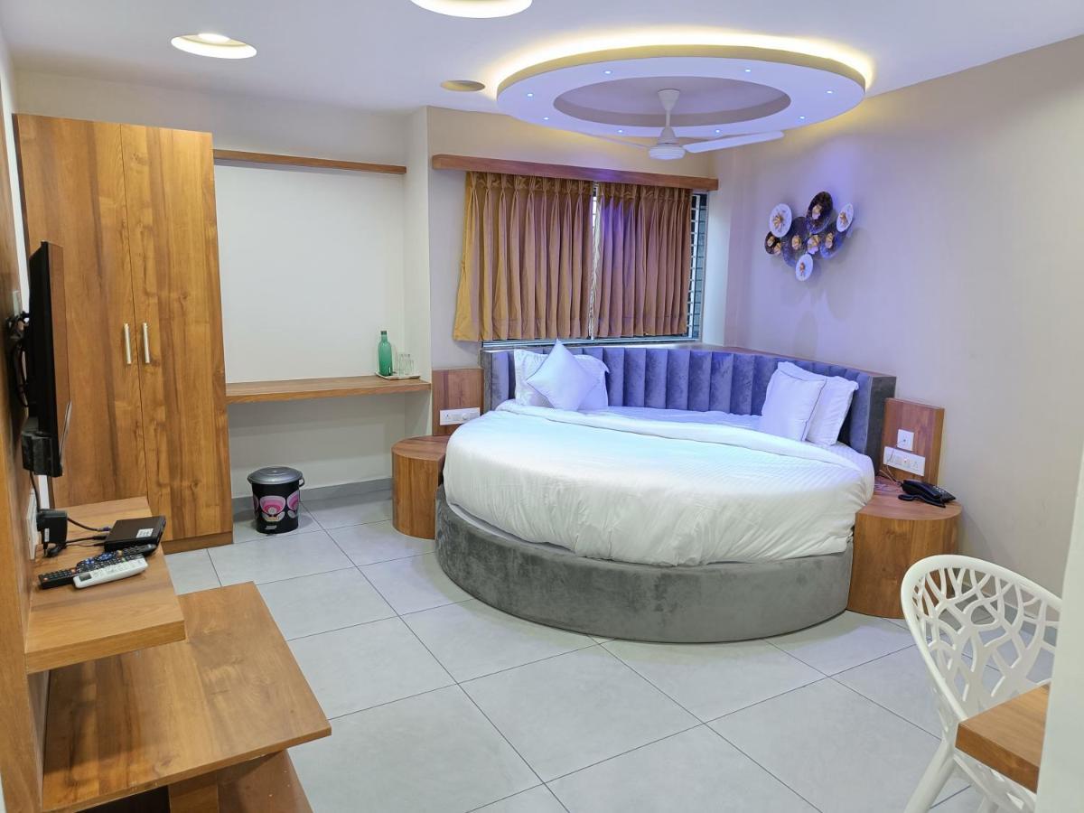Hotel Lotus Anand Bagian luar foto