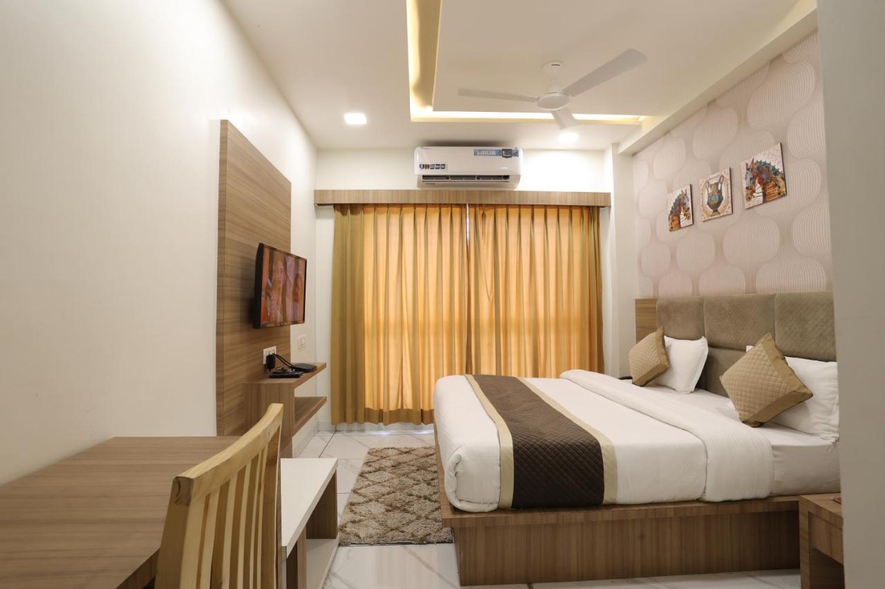 Hotel Lotus Anand Bagian luar foto