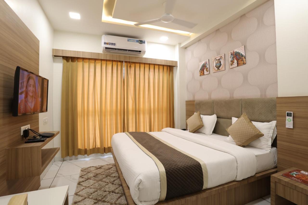 Hotel Lotus Anand Bagian luar foto