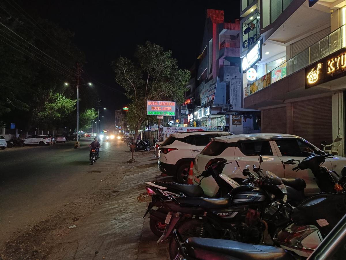 Hotel Lotus Anand Bagian luar foto