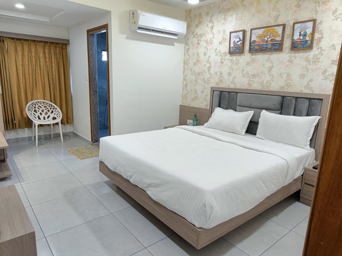 Hotel Lotus Anand Bagian luar foto