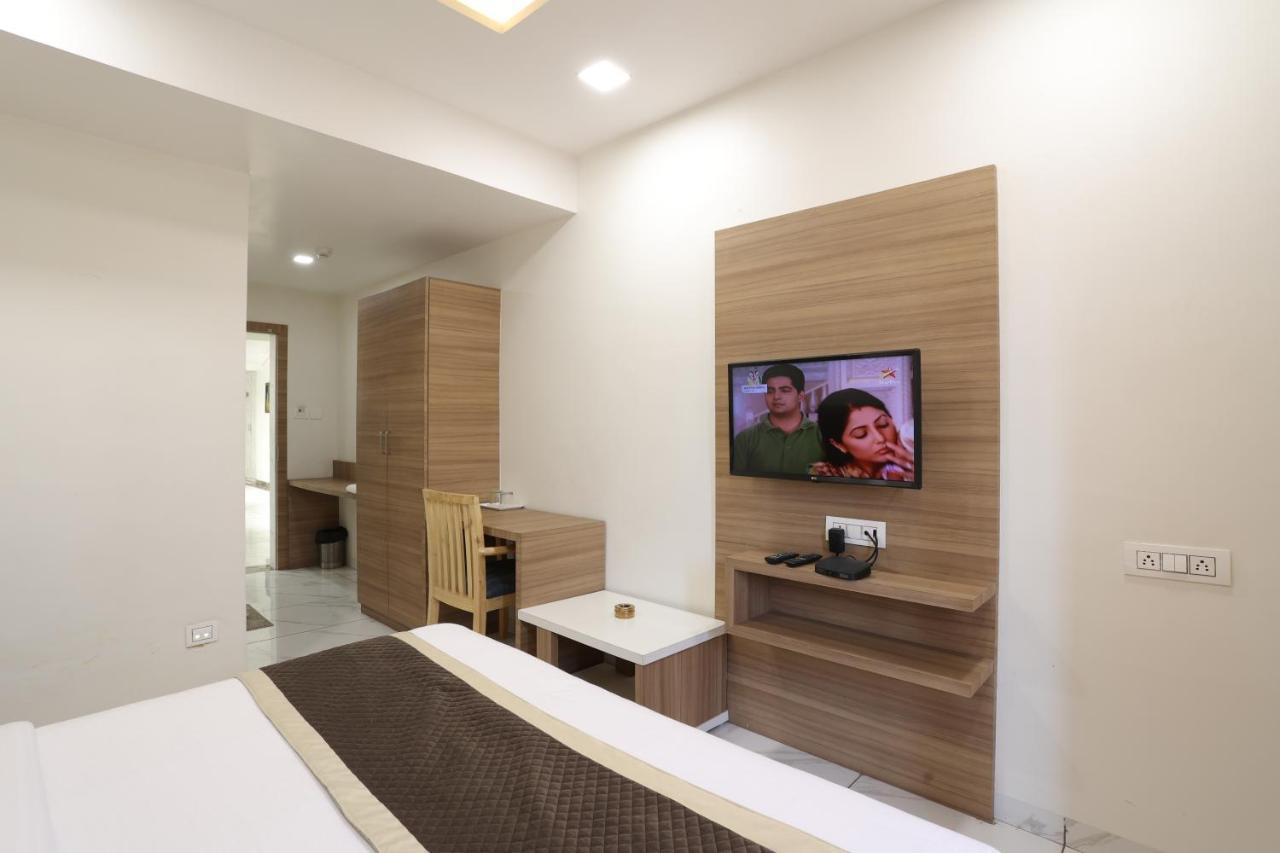Hotel Lotus Anand Bagian luar foto