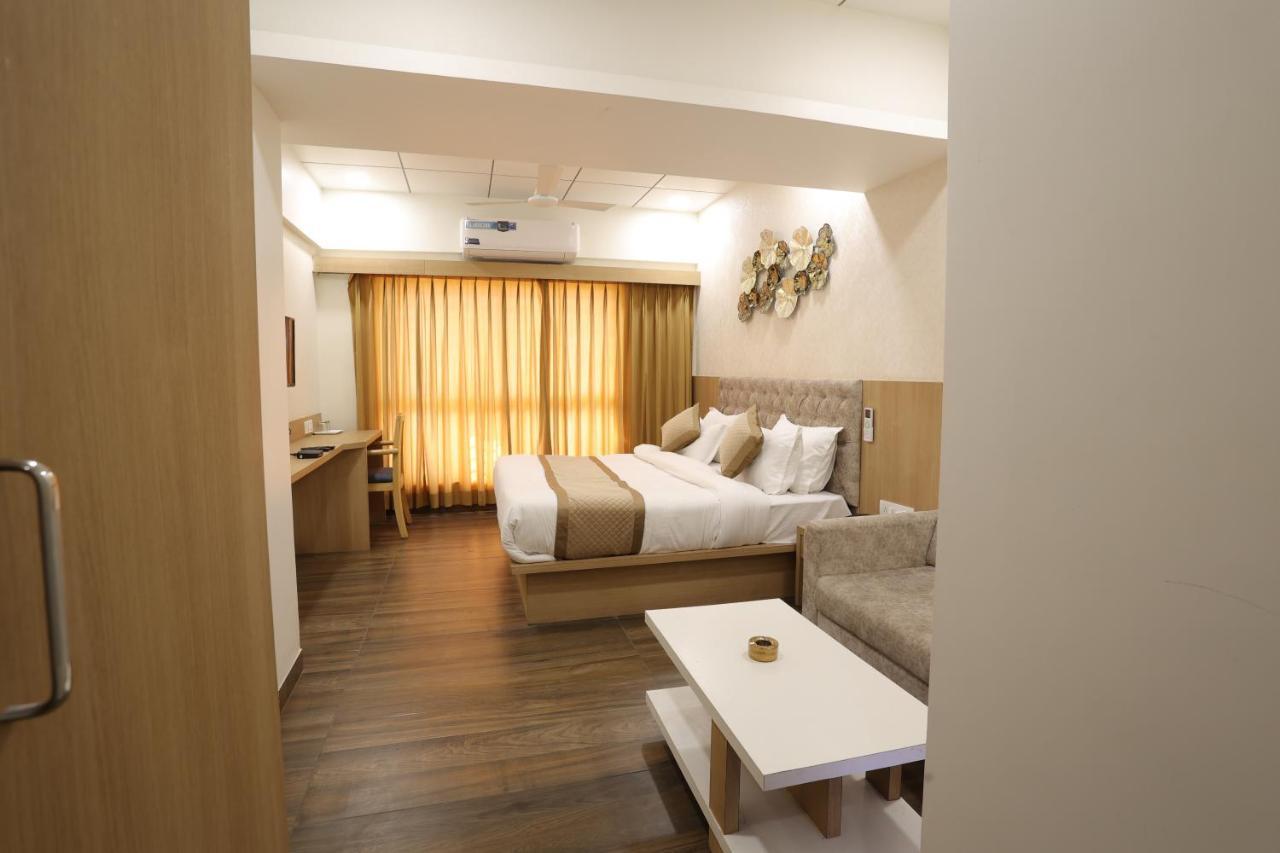 Hotel Lotus Anand Bagian luar foto