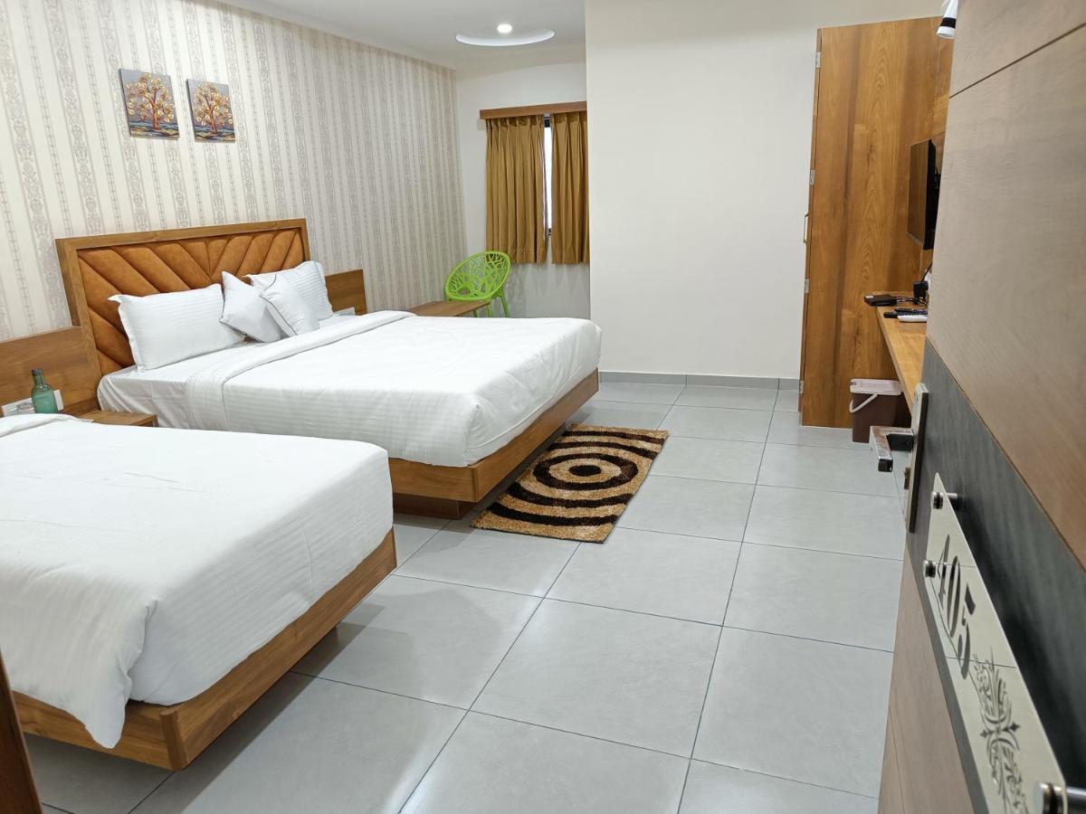 Hotel Lotus Anand Bagian luar foto