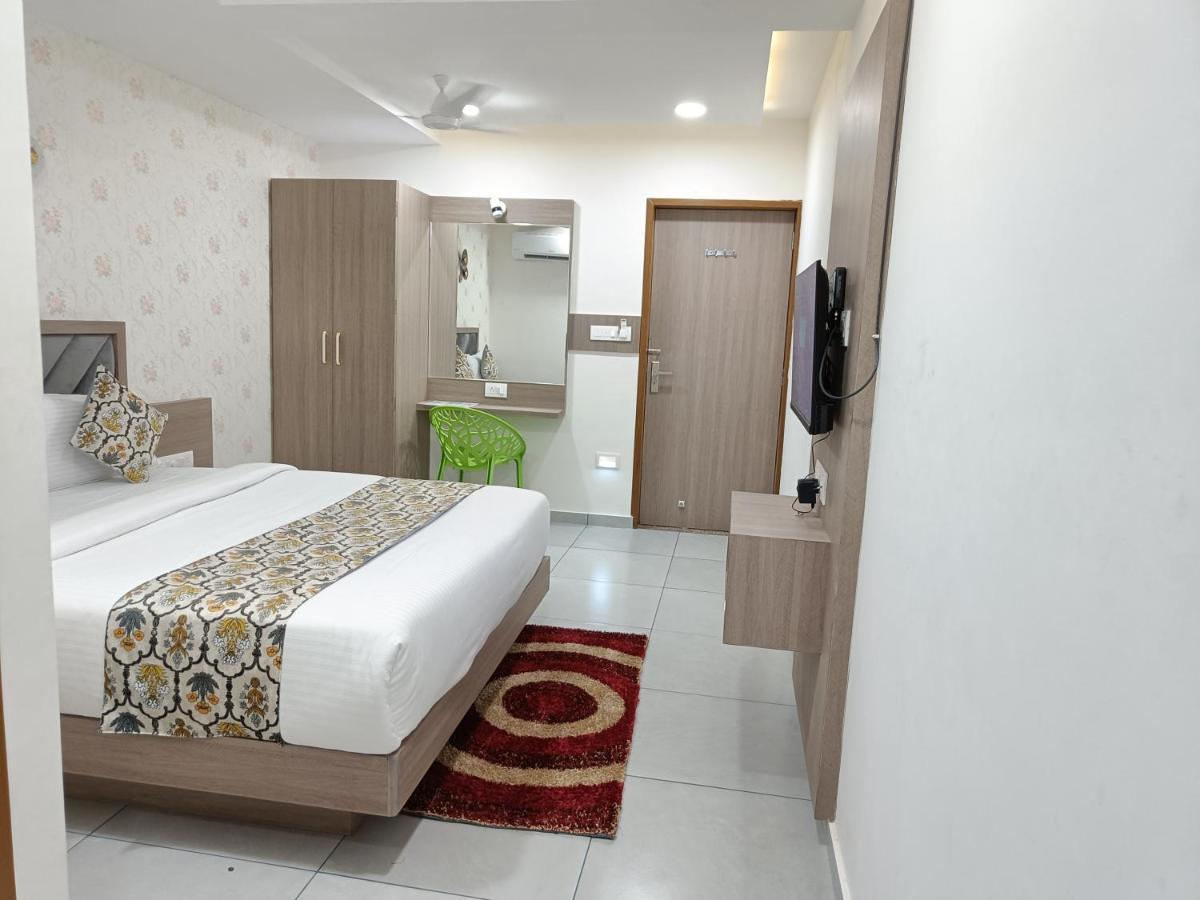 Hotel Lotus Anand Bagian luar foto